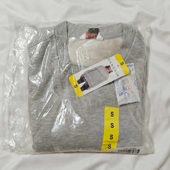 Danskin Women's Oversized Crew Neck Pullover Sweatshirt Kangaroo Pocket Small - Picture 4 of 4